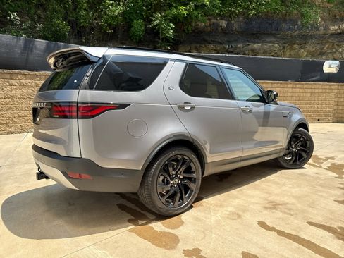Used 2025 Land Rover Discovery S image 3