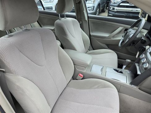 Used 2010 Toyota Camry LE image 21