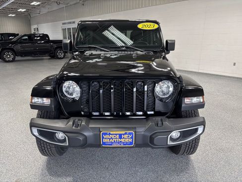Used 2023 Jeep Gladiator Sport AWD/4WD image 2