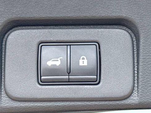 Used 2025 Nissan Rogue SV FWD image 19