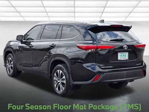 Used 2021 Toyota Highlander XLE AWD/4WD image 19
