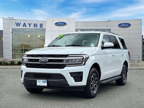 Used 2024 Ford Expedition XLT AWD/4WD image 2