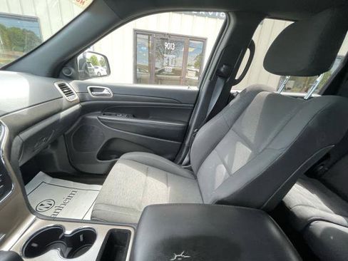 Used 2017 Jeep Grand Cherokee Laredo w/ Quick Order Package 23E image 21