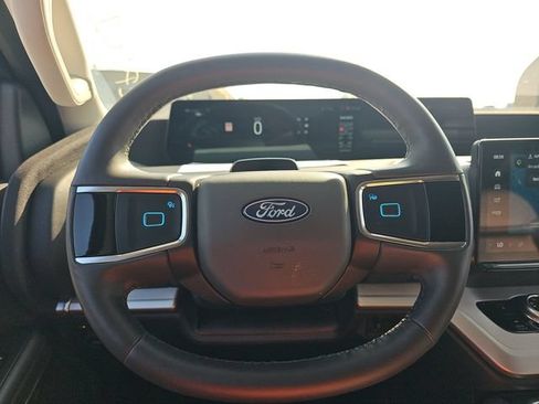 Used 2025 Ford Expedition Active AWD/4WD image 6