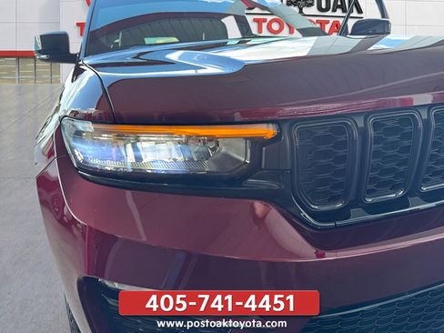 Used 2025 Jeep Grand Cherokee Limited w/ Black Appearance Package AWD/4WD image 47