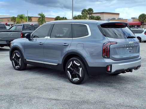 Used 2024 Kia Telluride EX w/ EX Captain's Chair Package image 5