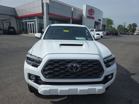 Used 2020 Toyota Tacoma TRD Sport w/ Technology Package image 2