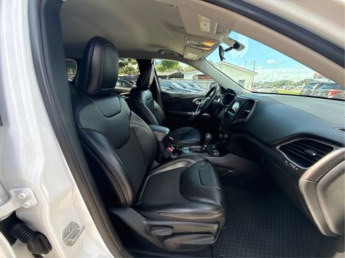 Used 2019 Jeep Cherokee Latitude Plus w/ Cold Weather Group AWD/4WD image 23
