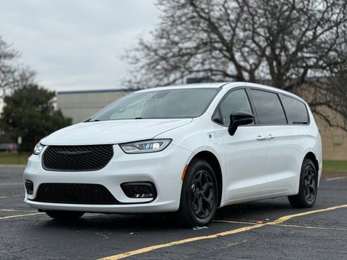 Used 2024 Chrysler Pacifica Select image 3