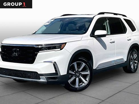Used 2025 Honda Pilot Touring image 1