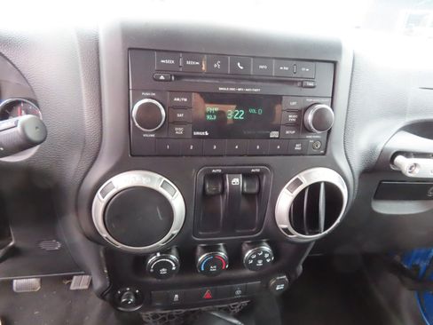 Used 2016 Jeep Wrangler Rubicon w/ Power Convenience Group image 30