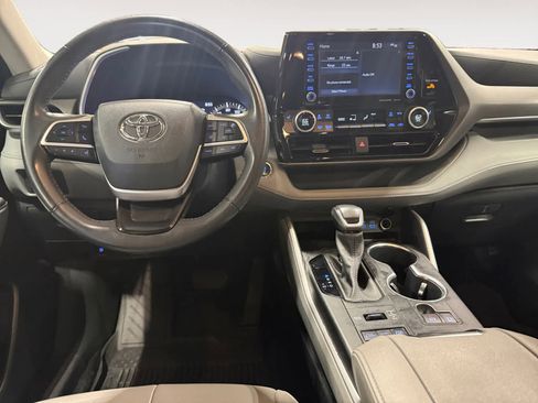 Used 2022 Toyota Highlander XLE AWD/4WD image 11