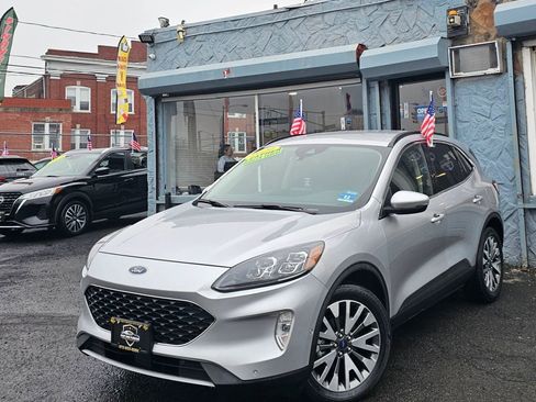 Used 2020 Ford Escape Titanium image 3