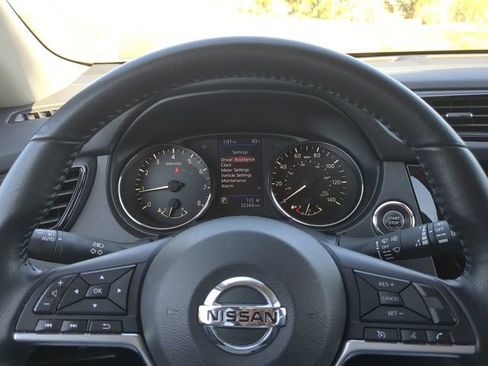 Used 2020 Nissan Rogue SV image 31