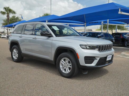 Used 2025 Jeep Grand Cherokee Laredo RWD image 3