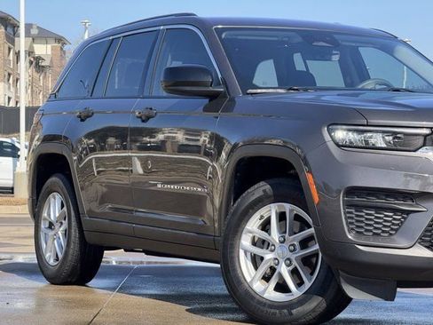 Used 2023 Jeep Grand Cherokee Laredo image 3