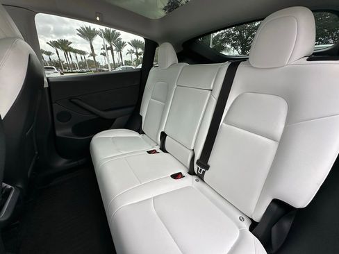 Used 2022 Tesla Model Y Long Range image 30