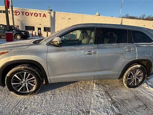 Used 2017 Toyota Highlander XLE image 2