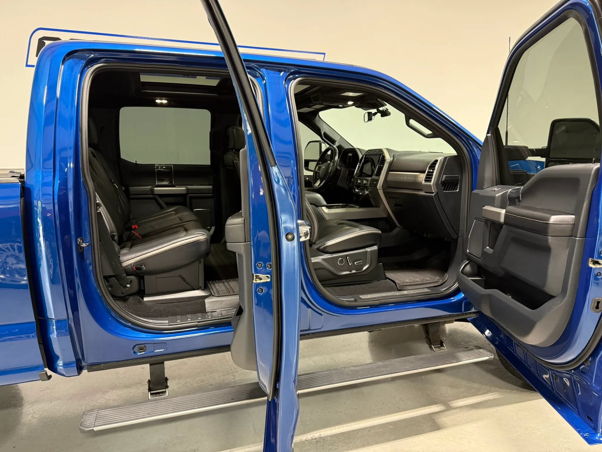 Used 2022 Ford F250 Platinum w/ FX4 Off-Road Package AWD/4WD image 10