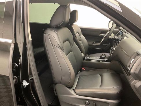 Certified 2025 Nissan Pathfinder SL image 6