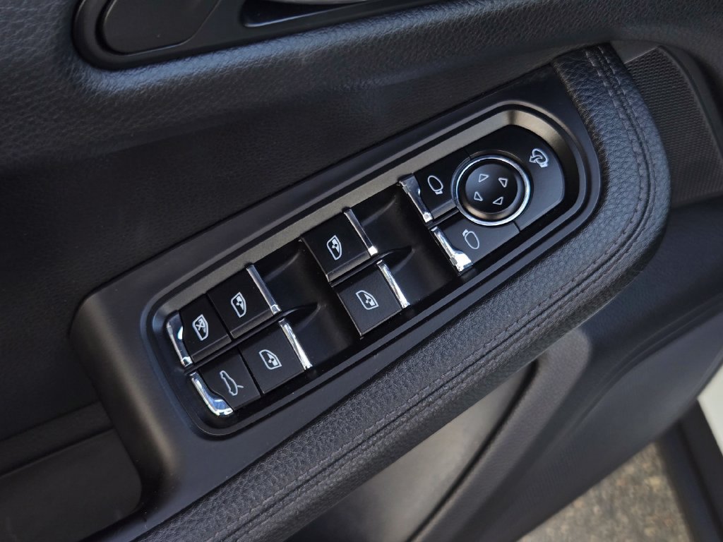 Used 2024 Porsche Macan AWD/4WD image 11