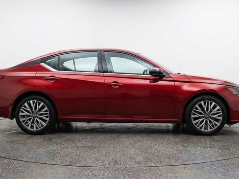 Used 2025 Nissan Altima 2.5 SV FWD image 11