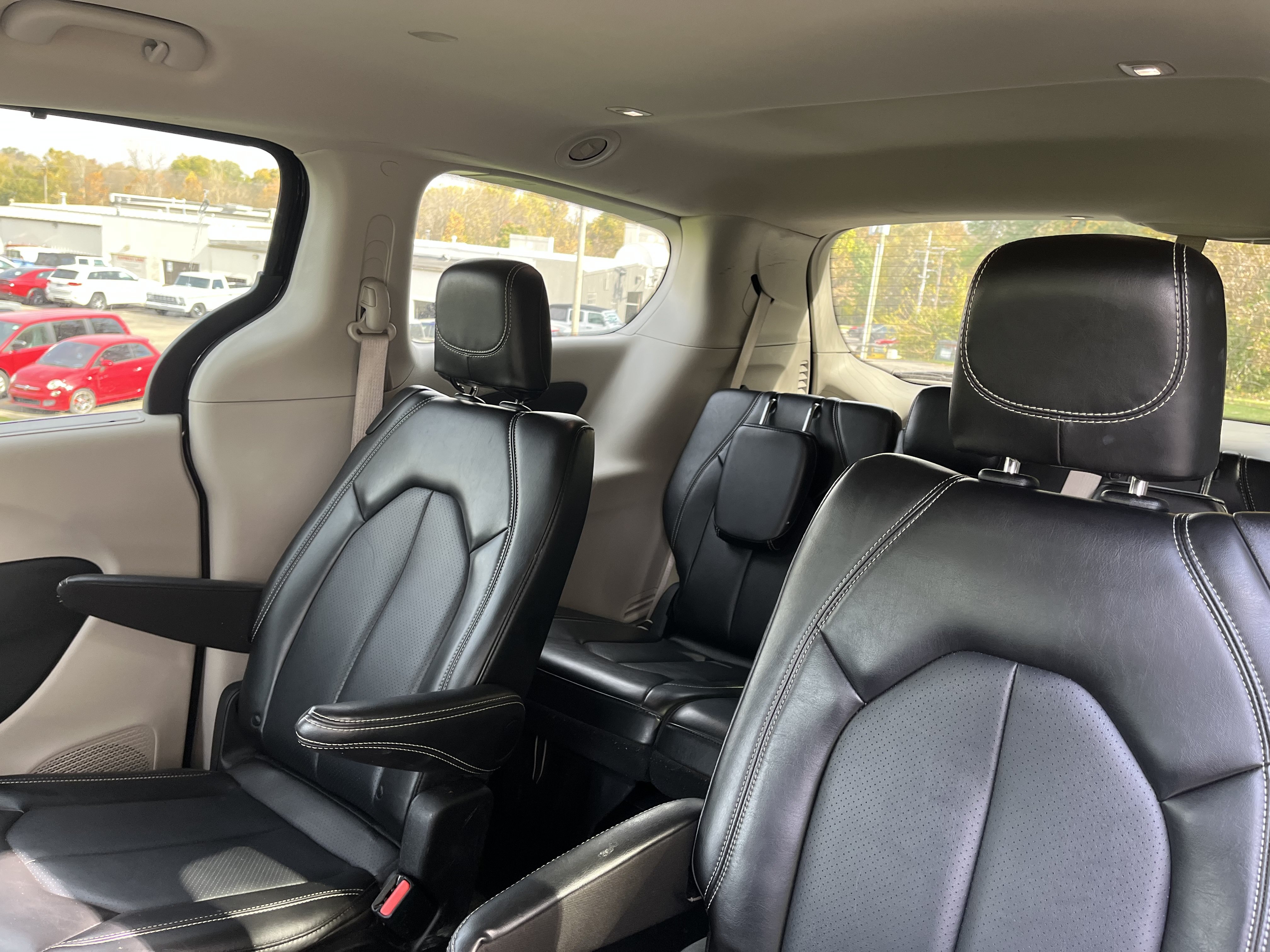 Used 2024 Chrysler Pacifica Touring-L FWD image 12