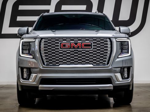 Used 2024 GMC Yukon Denali w/ Advanced Technology Package AWD/4WD image 3