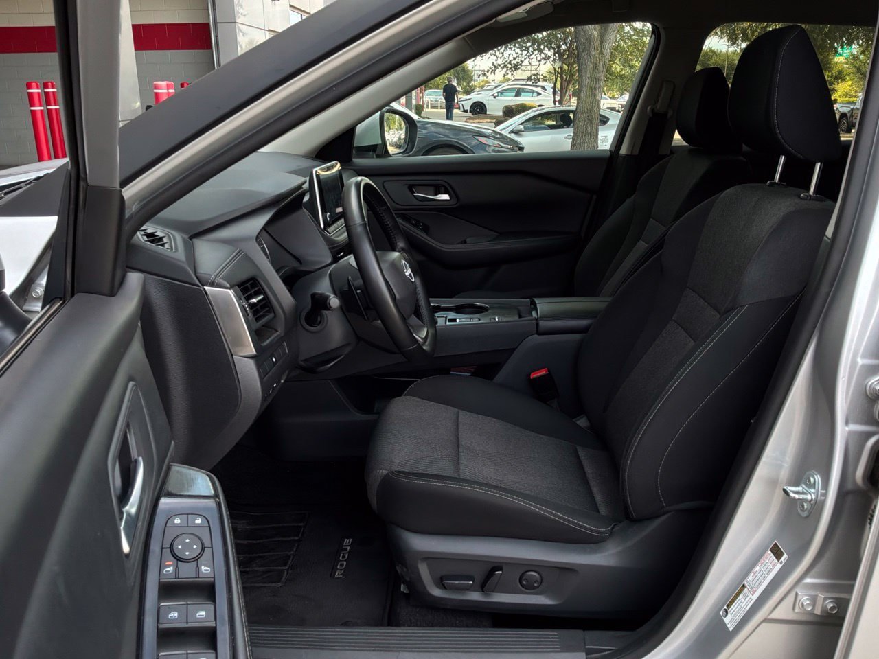 Used 2025 Nissan Rogue SV FWD image 10