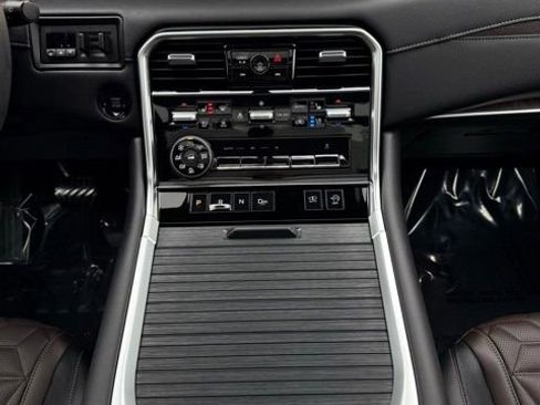 Used 2025 Nissan Armada Platinum Reserve image 32