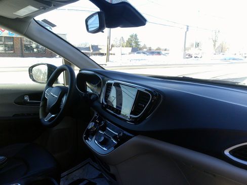 Used 2024 Chrysler Pacifica Touring-L image 22