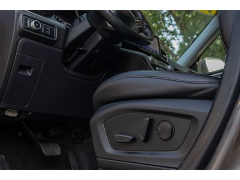 Used 2022 Ford Explorer XLT w/ Equipment Group 202A AWD/4WD image 18