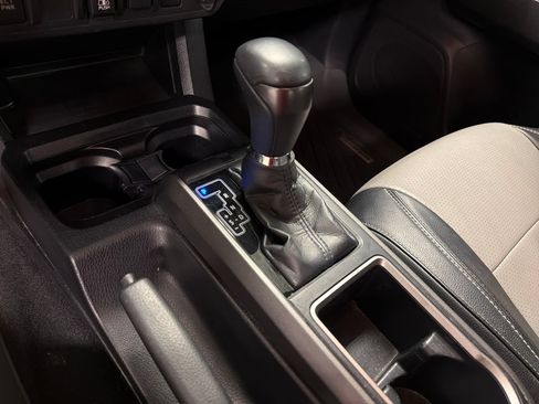 Used 2020 Toyota Tacoma TRD Sport AWD/4WD image 40