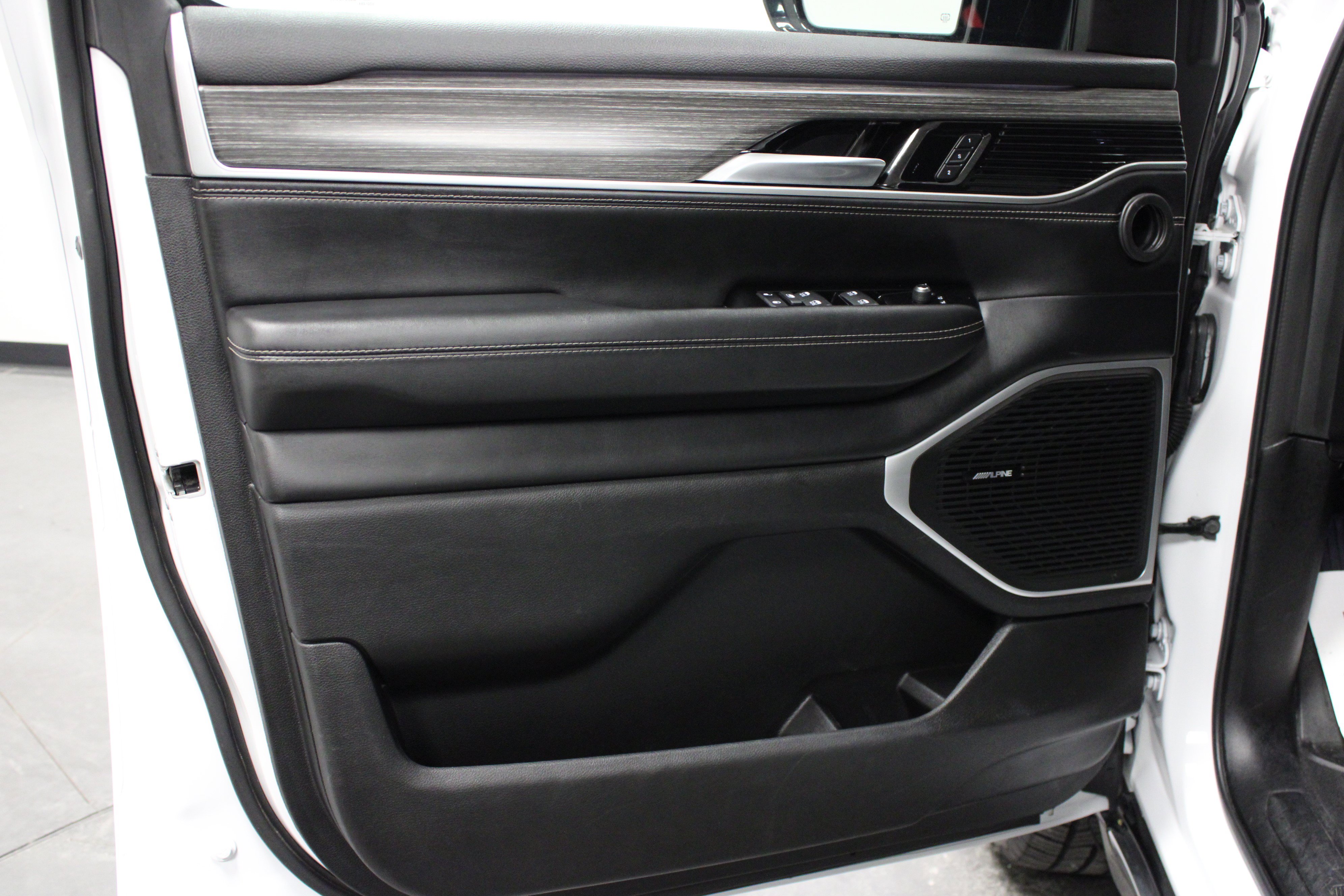 Used 2024 Jeep Wagoneer L Series II RWD image 11
