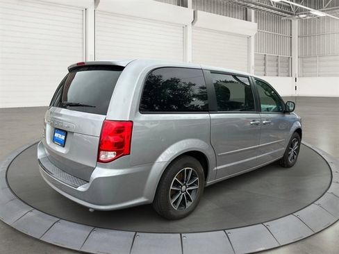 Used 2017 Dodge Grand Caravan SE FWD image 5