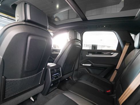 Certified 2025 Porsche Cayenne AWD/4WD image 17