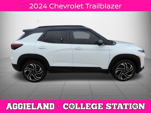 Used 2024 Chevrolet TrailBlazer RS w/ Driver Confidence Package FWD image 2
