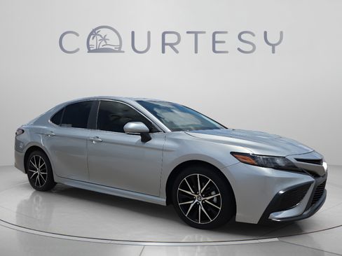 Used 2024 Toyota Camry SE FWD image 7