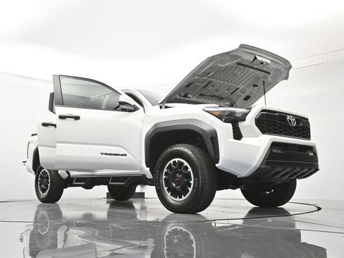 Used 2024 Toyota Tacoma TRD Off-Road AWD/4WD image 49