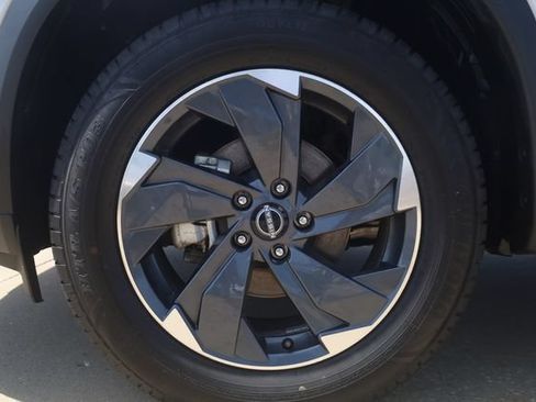 Used 2025 Nissan Rogue SV FWD image 8