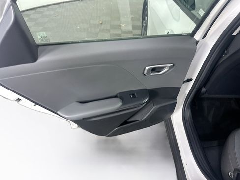 Used 2025 Kia K4 LXS image 25