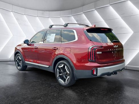 Used 2024 Kia Telluride EX w/ EX Captain's Chair Package FWD image 3