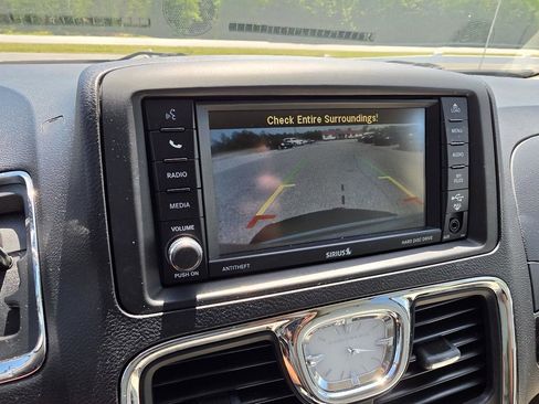 Used 2013 Chrysler Town & Country Touring-L w/ Driver Convenience Group FWD image 13