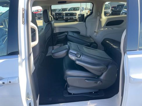 Used 2024 Chrysler Pacifica Limited FWD image 55