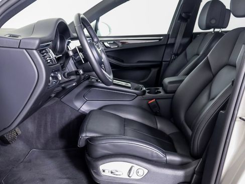 Certified 2026 Porsche Macan AWD/4WD image 5