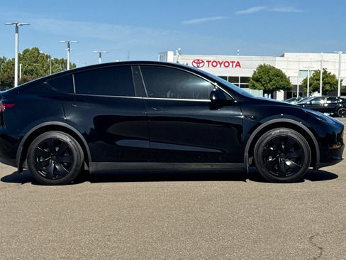 Used 2022 Tesla Model Y Long Range AWD/4WD image 3