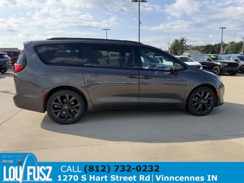 Used 2019 Chrysler Pacifica Touring-L w/ Advanced Safetytec Group FWD image 8
