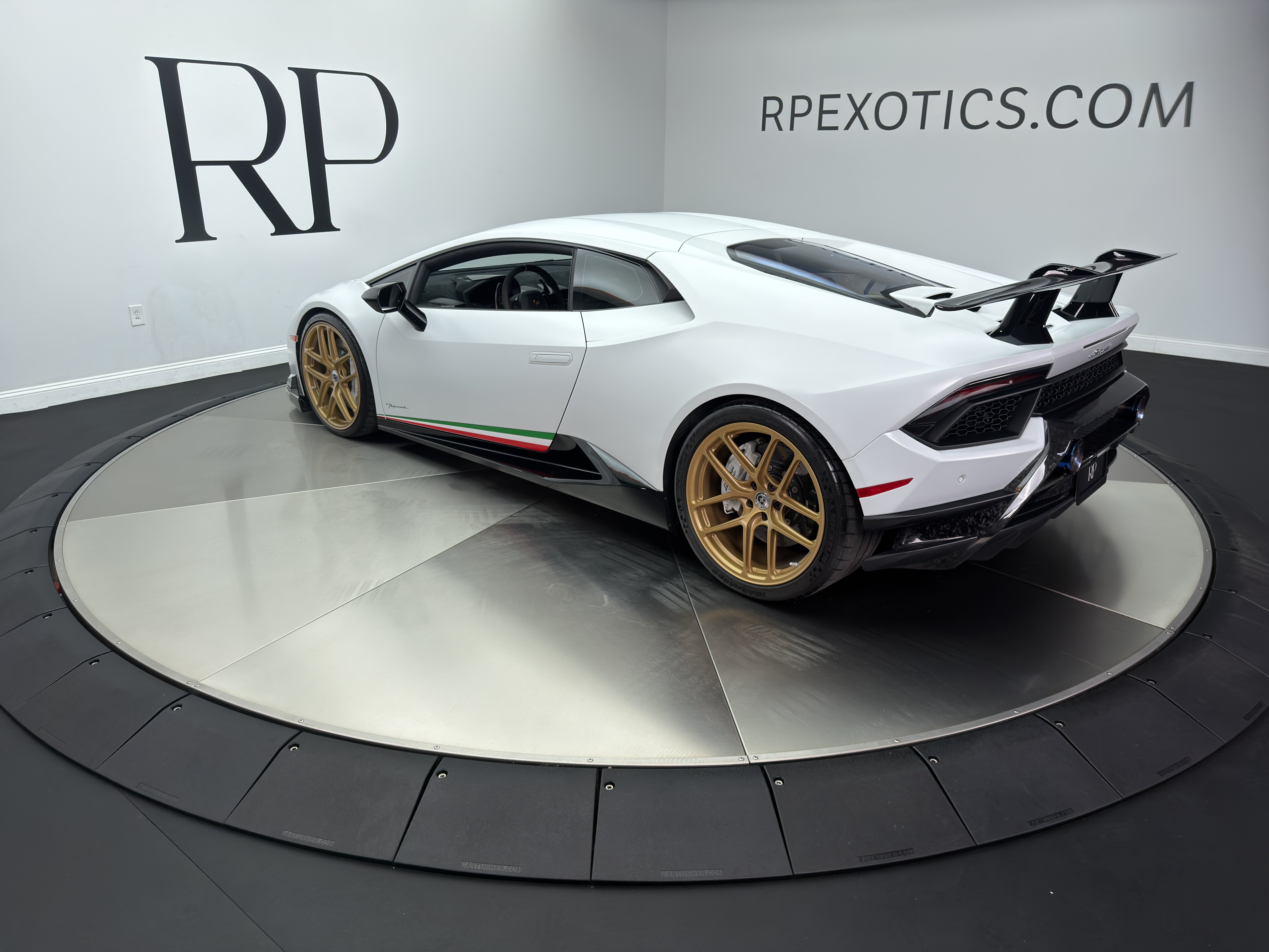 Used 2018 Lamborghini Huracan Performante AWD/4WD image 4