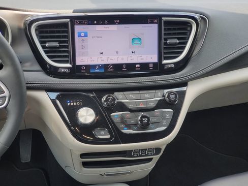 Used 2023 Chrysler Pacifica Touring-L AWD/4WD image 26