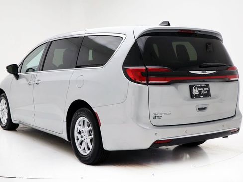 Used 2024 Chrysler Pacifica Touring-L image 6